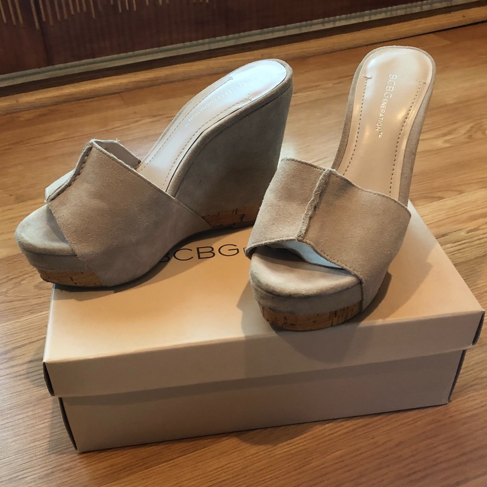 BCBG platform beige suede sandals size 6